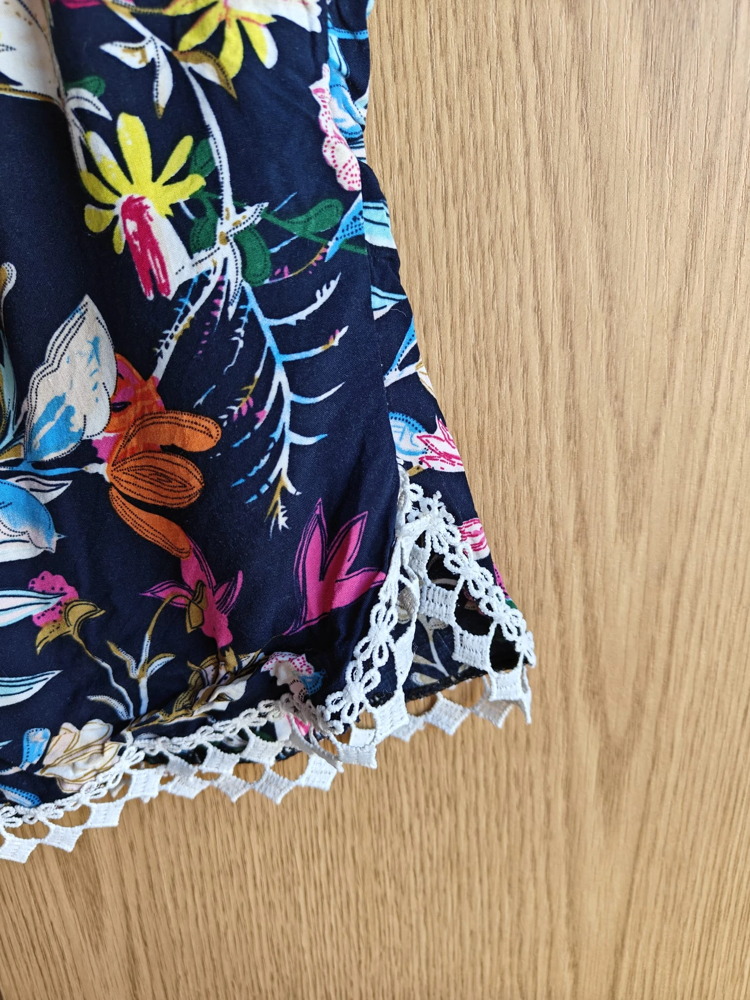 Pantalones cortos cómodos con un estampado floral vibrante – photo 3